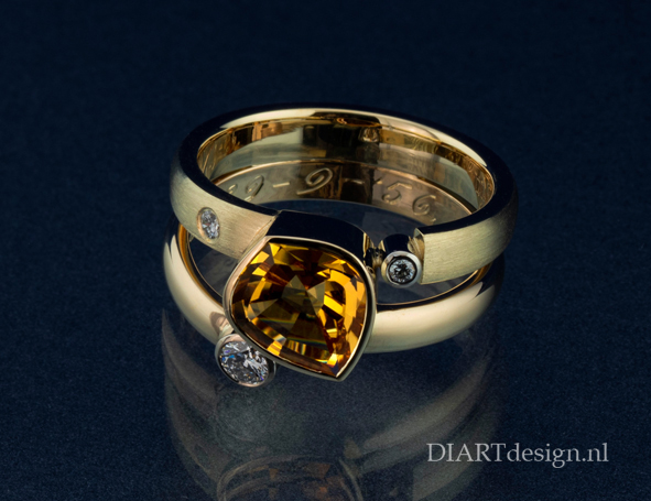 Ring gemaakt uit twee trouwringen.Met citrien en briljanten