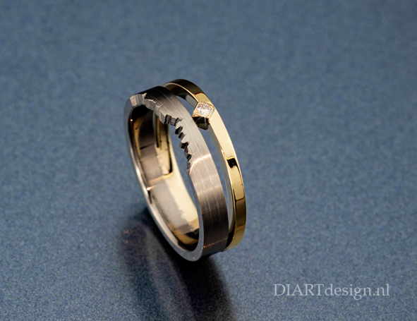 Ring Klif uitgevoerd in titanium, goud en briljant