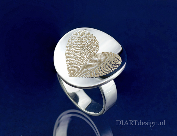 ring met twee gelaserde vingerafdrukken, zodat ze een hart vormen