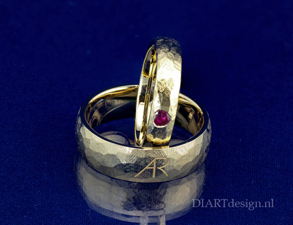 DIART gouden ringen met structuur, monogram en robijn